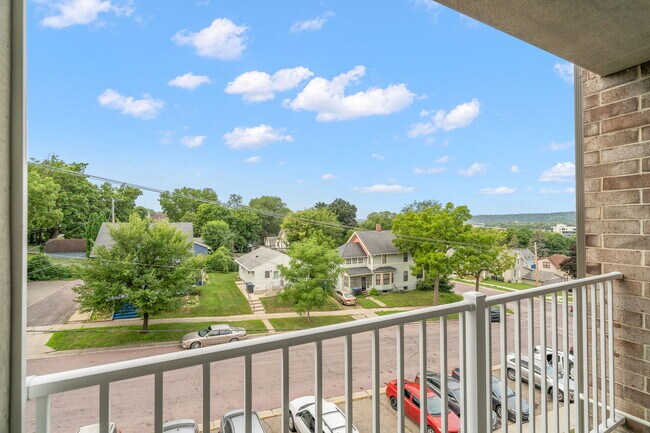 Vista al patio de Washington St. en el quinto piso - River Bluff Apartments