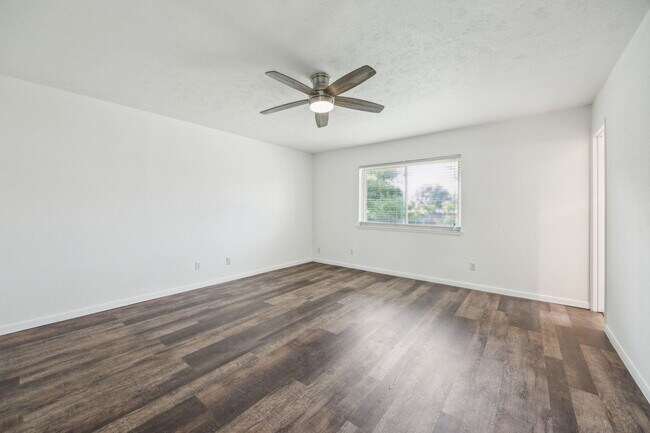 Foto del edificio - 4218 Crestwood Dr