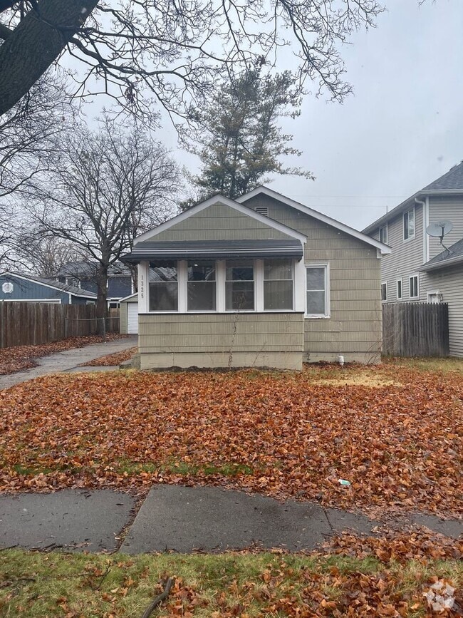 Building Photo - 1325 E Milton Ave