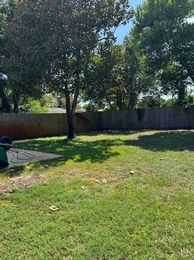 Building Photo - 3393 Green Briar Cir