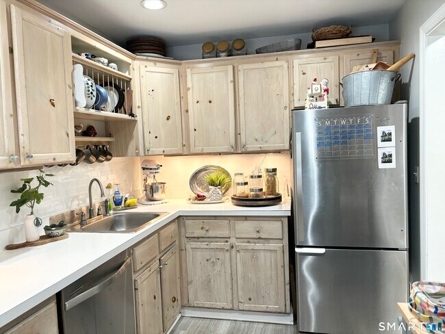 Foto del edificio - 208 Flax Hill Rd