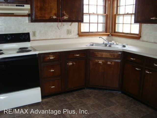 Building Photo - 4 br, 1.5 bath House - 1053 Elm Rd