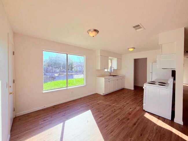 Foto del edificio - 1351 Virginia St