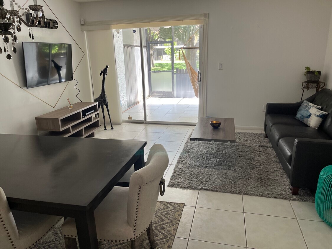 Foto principal - 896 SW 9th Street Cir