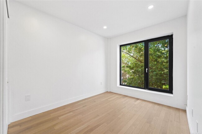 Foto del edificio - 43-15 63rd St