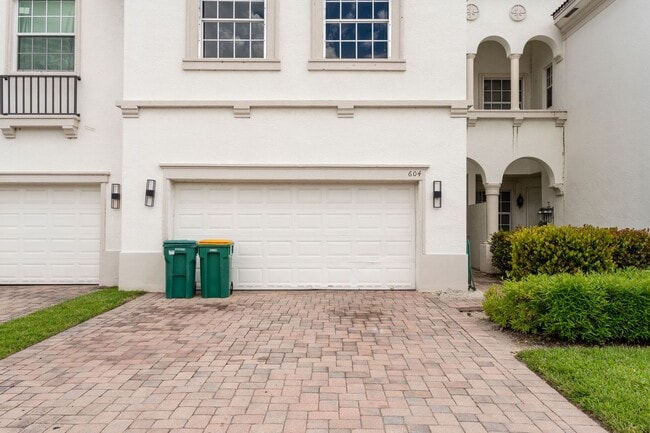 Building Photo - UNFURNISHED ANNUAL**MOTIVATED LANDLORD** FALLS OF PORTOFINO ** 4 BED / 2.5 BATH TOWN HOME - NORTH...
