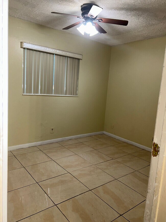 Foto del edificio - 2440 NW 39th Wy