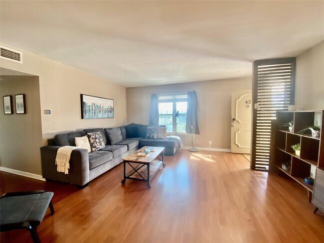 Foto del edificio - 910 Duncan Ln