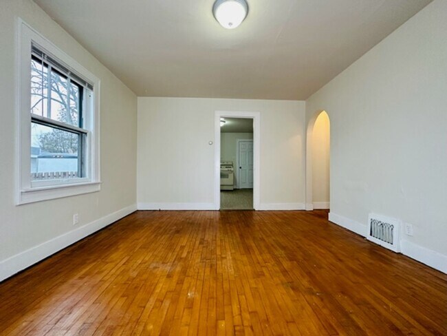 Building Photo - 915 12th Ave