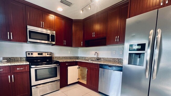 Building Photo - 103 SW 3rd Ave