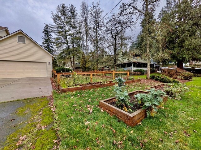 Building Photo - This Charming 3-Bedroom, 2.5-Bathroom Home, Spanning 1878 Square Feet, Offers Gorgeous Hardwood F...