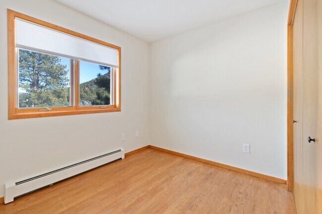 Building Photo - 1015 Hide A Way Ln