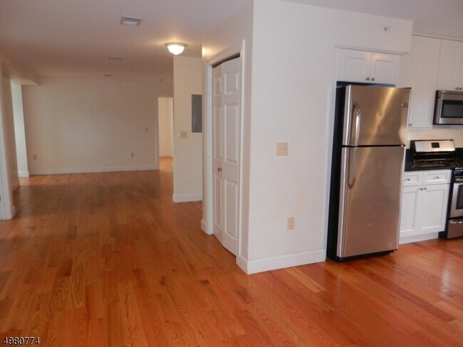 Building Photo - 802 S Ave W