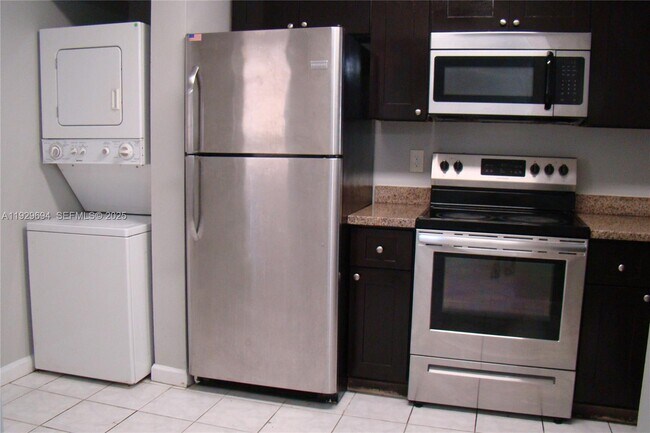 Foto del edificio - 2451 NW 56th Ave