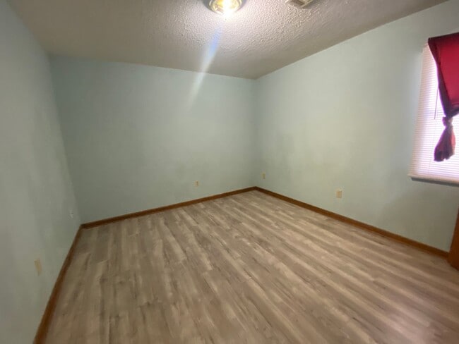 Foto del edificio - 710 Meadowbrook St