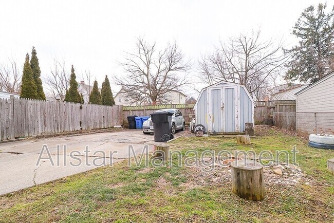 Foto del edificio - 4413 Woburn Ave