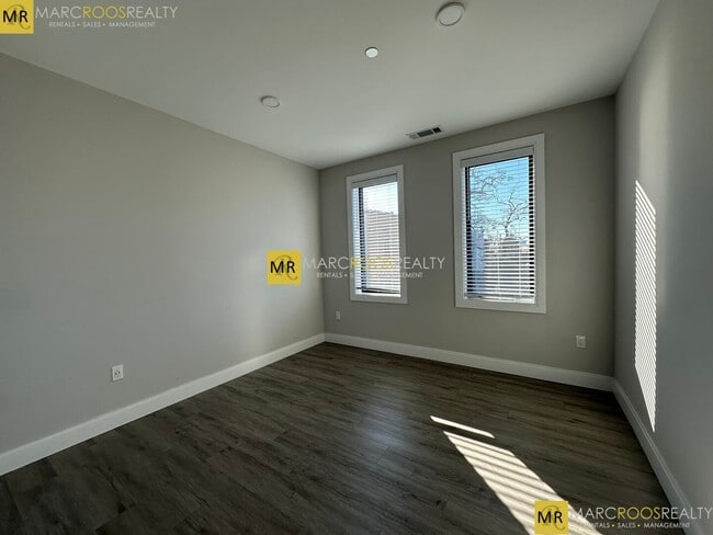 Building Photo - 636 Saratoga St