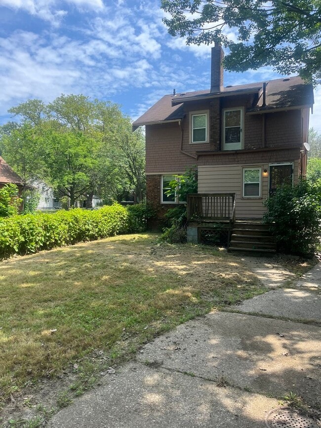 Building Photo - Section 8 Accepted! Spacious Newly Renovat...
