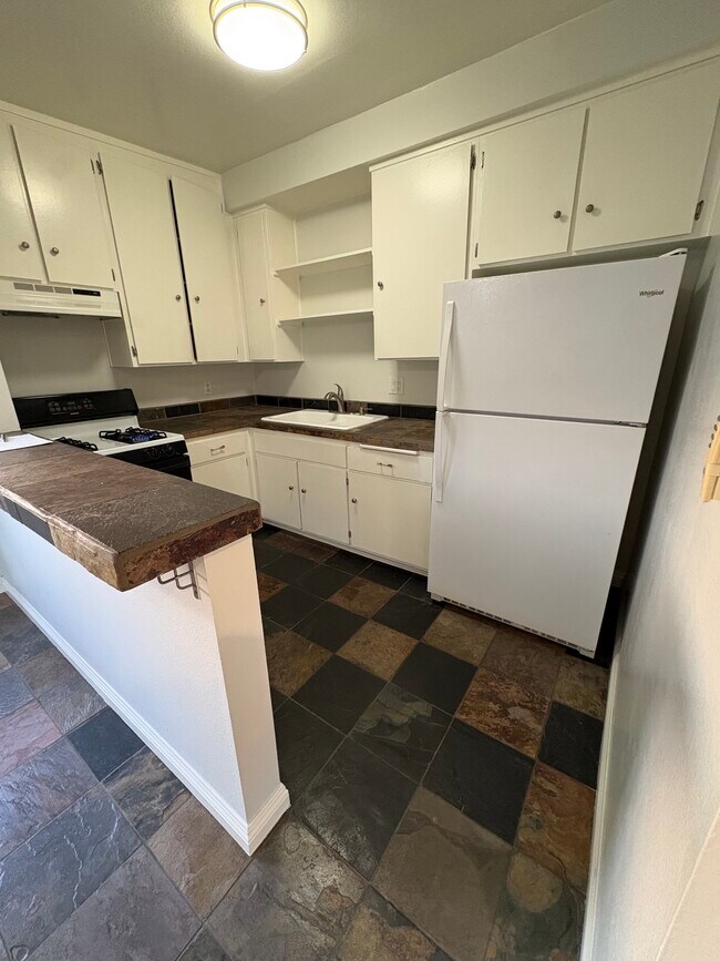 Cocina - 3322 Helms Ave