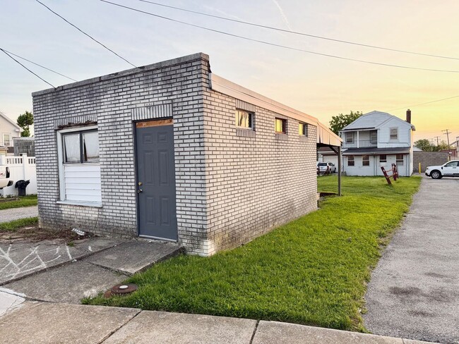 Building Photo - Cozy 2–3 Bedroom, 1 Bath Home with Garage & Sunroom