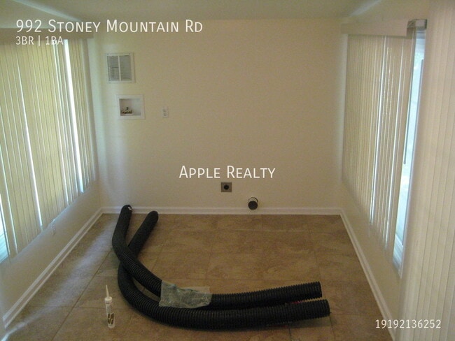 Building Photo - 992 Stoney Mountain Rd