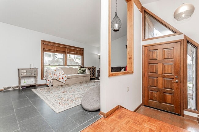 Foto del edificio - Please View 3D Virtual Walk-Through Before Scheduling a Showing