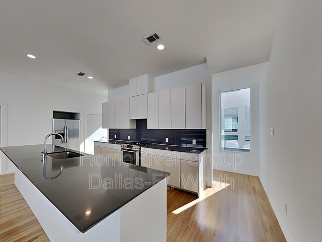 Building Photo - 1664 Zoe Pl