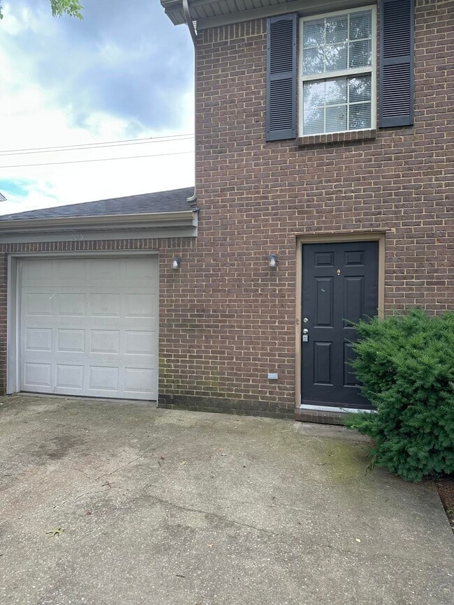 Building Photo - 205 Tanbark Dr