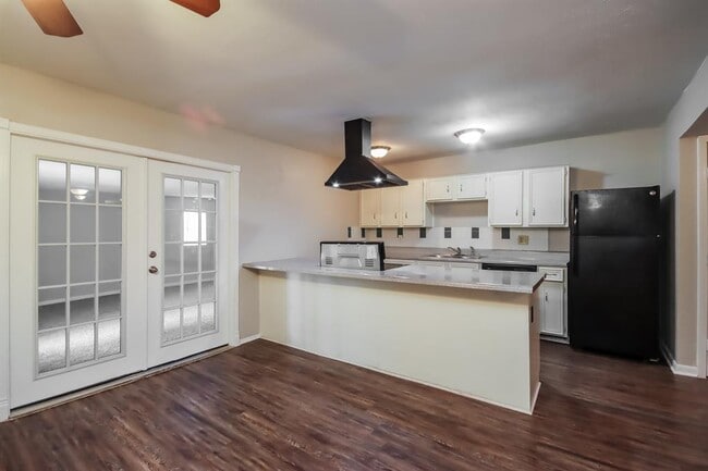 Building Photo - 14658 Meyersville Dr