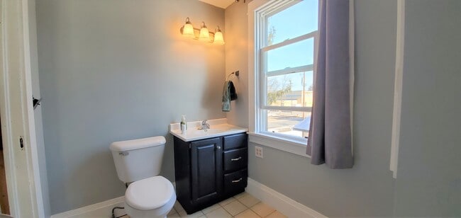 Building Photo - 332 E 5th St