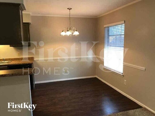 Foto del edificio - 818 Sandalwood Ln