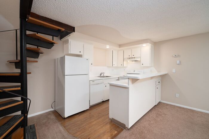 Foto principal - Now Leasing: Beautiful Rustic-Style Apartm...
