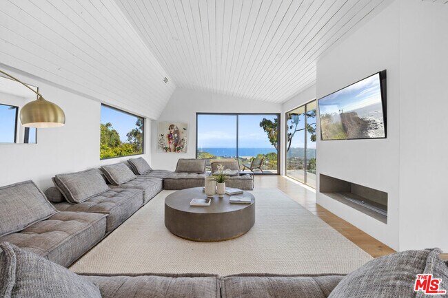 Foto del edificio - 23812 Malibu Crest Dr