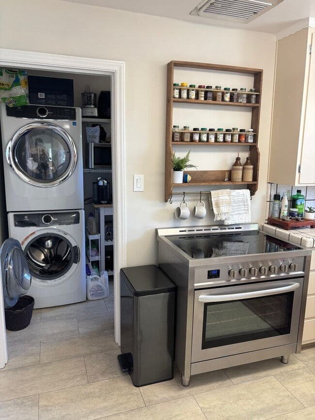 Building Photo - Charming 2 Bedroom 1 Bathroom Home in Palo...