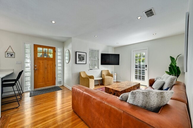 Building Photo - Unbelievable Brentwood Home + Separate Hom...