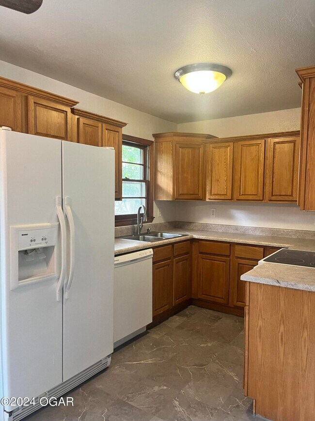 Building Photo - 1608 Jefferson Cir