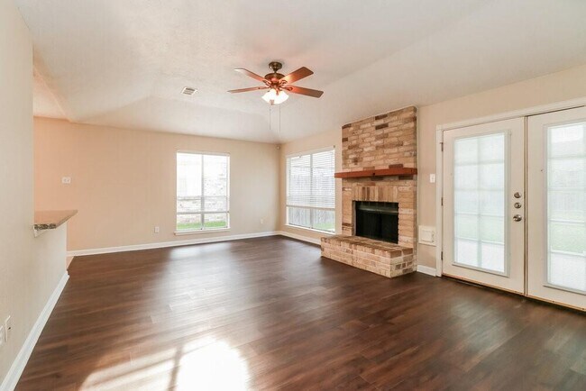Foto del edificio - 7323 Echo Pines Dr