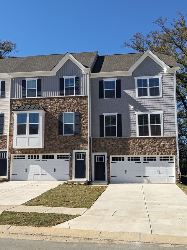 Primary Photo - Beautiful Townhome in Huntersville with Ca...