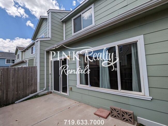 Building Photo - Charming 2 Bedroom Townhome!