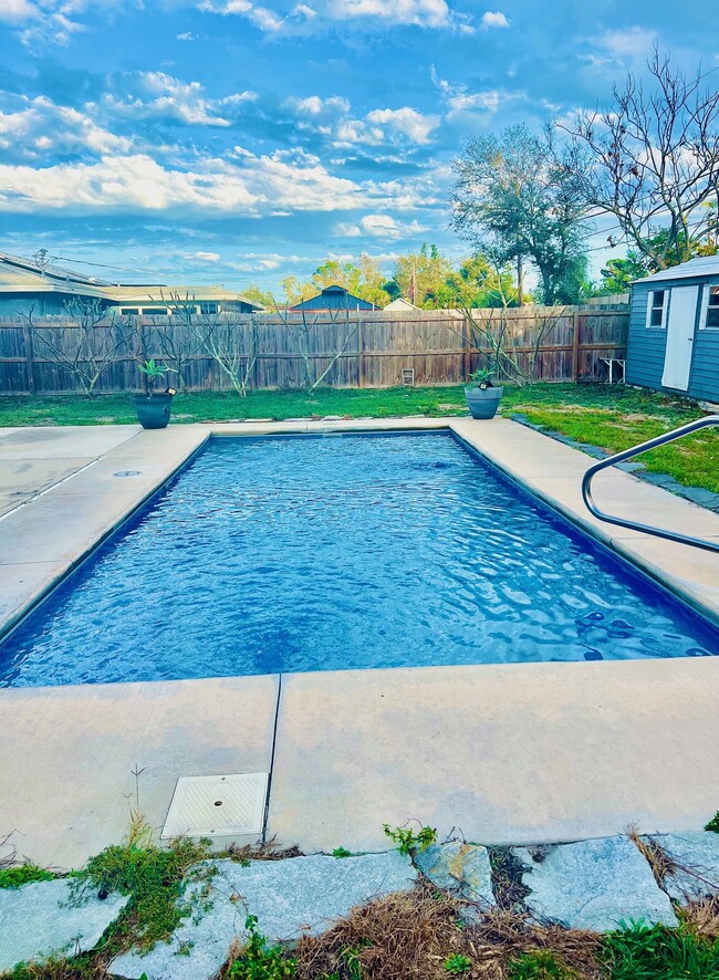 Building Photo - 571 Sunset Beach Dr