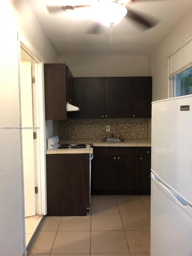 Building Photo - 821 SW 29th Ct