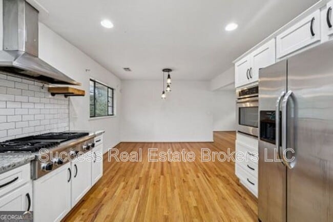 Building Photo - 2562 Farley St