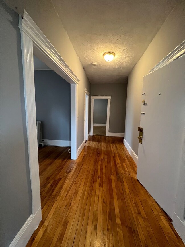 Building Photo - Spacious Brighton three bed one bath with ...