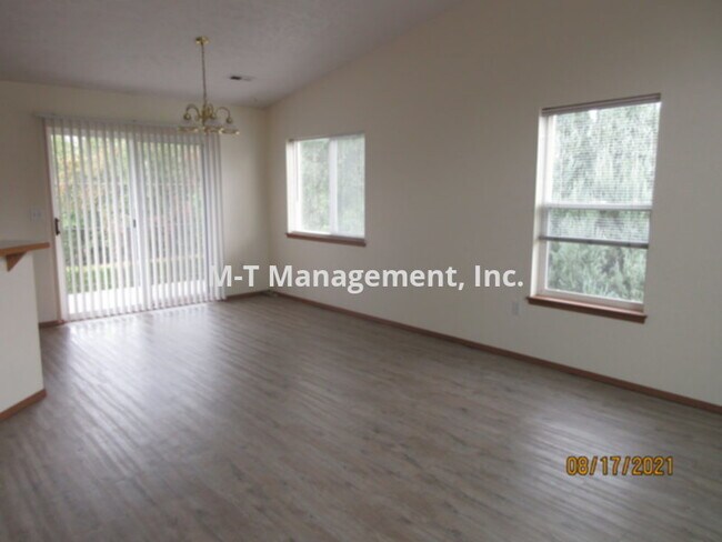 Building Photo - Valley 2 br/2 bath duplex - upper unit