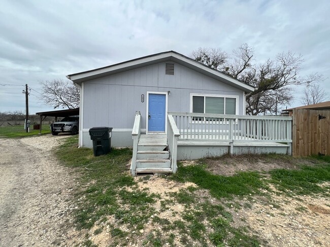Foto del edificio - 1/1 Duplex / Fridge, Washer & Dryer Included  / Large Front Deck / Small Fenced in Side Yard/ NBISD