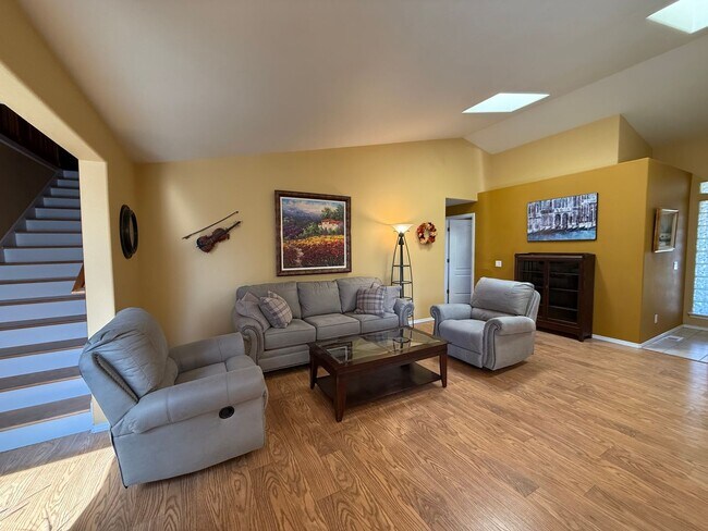 Building Photo - Spacious 4 Bed, 3 Bath Home - Terrango Glen