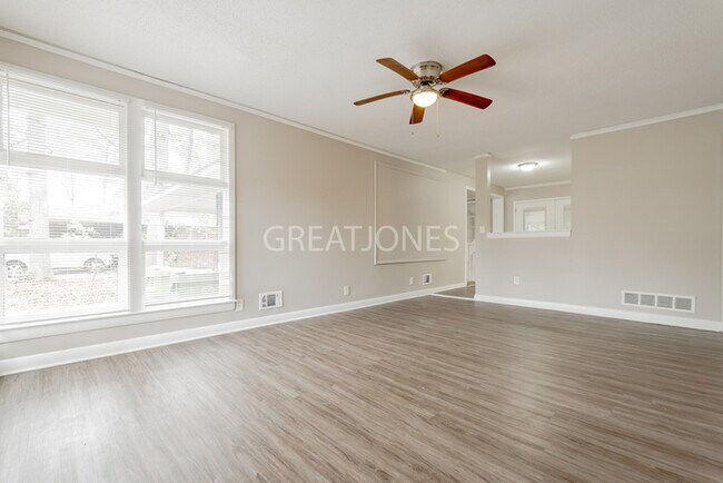 Building Photo - Charming 4 Bedroom in Columbia!