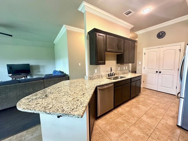 Foto del edificio - 12249 Grand Wood Ave