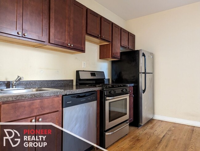 Building Photo - 4407 N Wolcott Ave