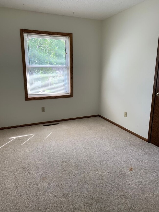 Building Photo - Gorgeous, pet friendly 4 bed 2 1/2 bath house